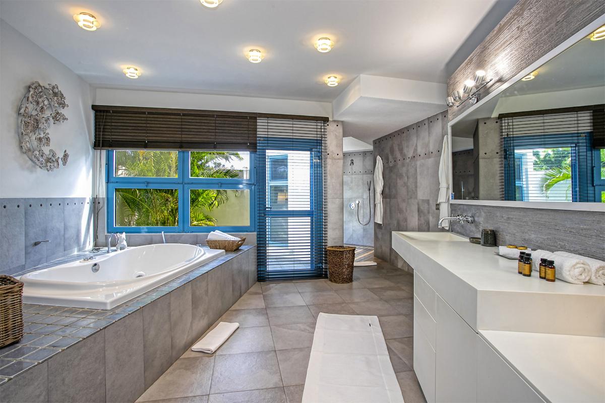 21-LesPalmiersBleus_Bathroom1_Location villa avec piscine terres basses saint martin